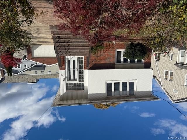  2 BR,  1.00 BTH &nbsp;Hi ranch style home in Hewlett