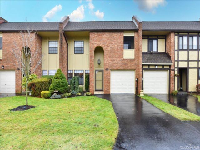  3 BR,  3.00 BTH &nbsp;Condo style home in Massapequa Park