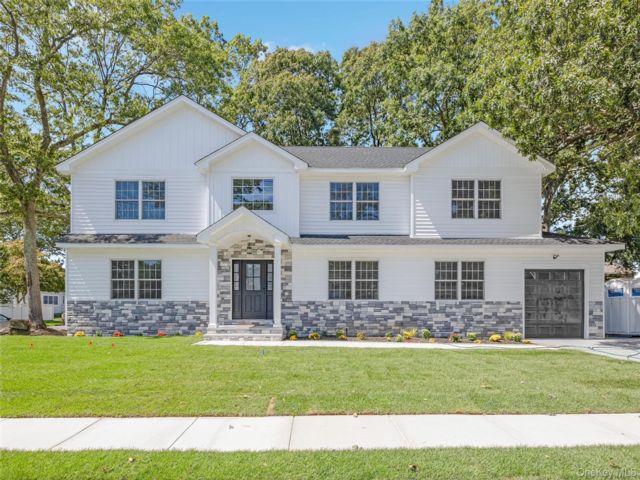  5 BR,  3.00 BTH &nbsp;Colonial style home in Massapequa Park