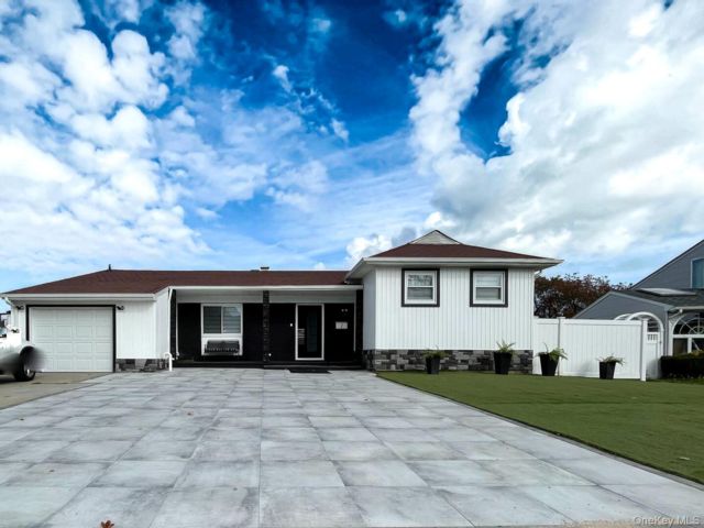 3 BR,  2.00 BTH &nbsp;Ranch style home in Amityville