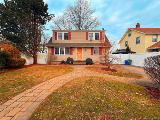  3 BR,  1.00 BTH &nbsp;Colonial style home in Huntington