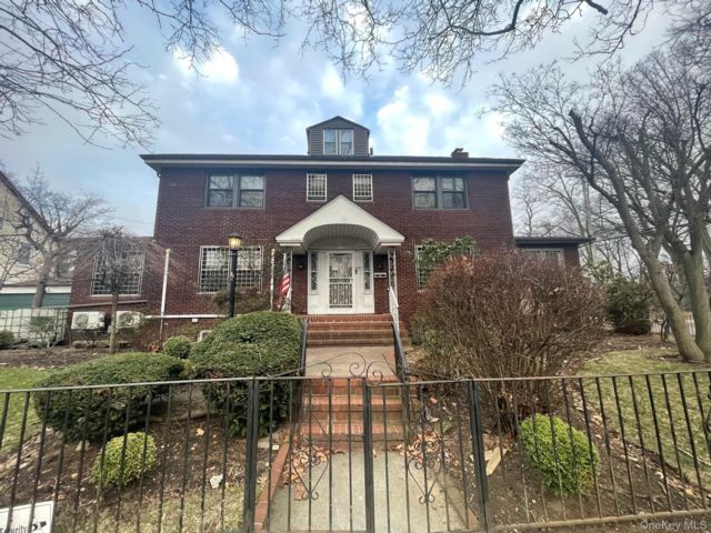  9 BR,  7.00 BTH &nbsp;Colonial style home in Flushing