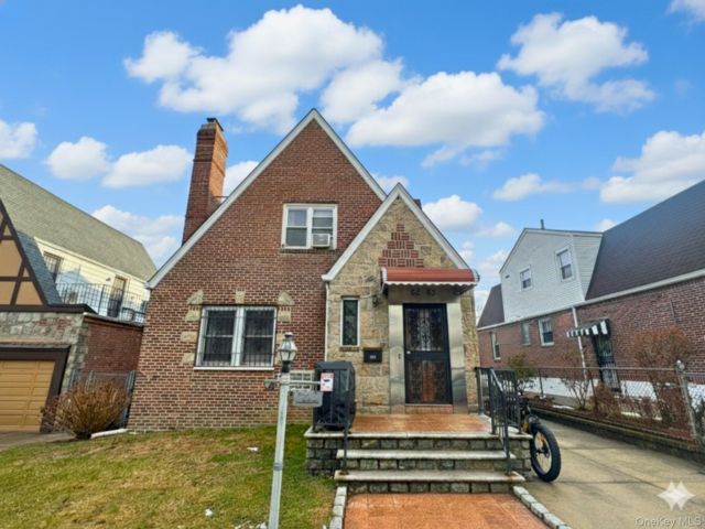  3 BR,  2.00 BTH &nbsp;Cape cod style home in Rego Park