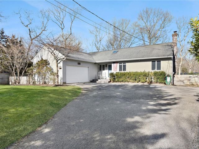  4 BR,  3.00 BTH &nbsp;Ranch style home in East Hampton