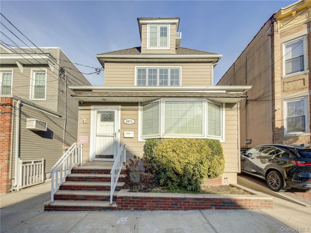  5 BR,  5.00 BTH &nbsp;Colonial style home in Middle Village