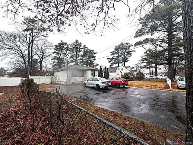  3 BR,  2.00 BTH &nbsp;Ranch style home in Brentwood