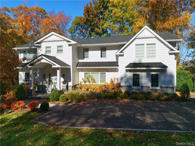  5 BR,  7.00 BTH &nbsp;Colonial style home in East Hills