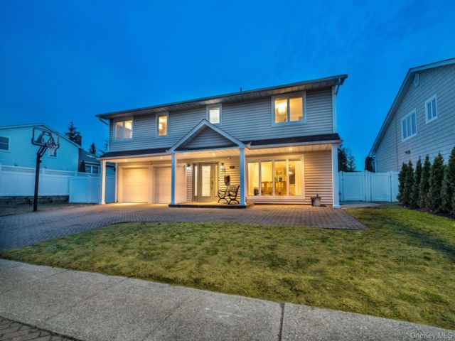  5 BR,  3.00 BTH &nbsp;Splanch style home in Bellmore