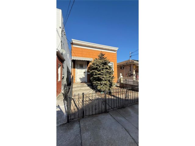  2 BR,  1.00 BTH &nbsp;Bungalow style home in Canarsie