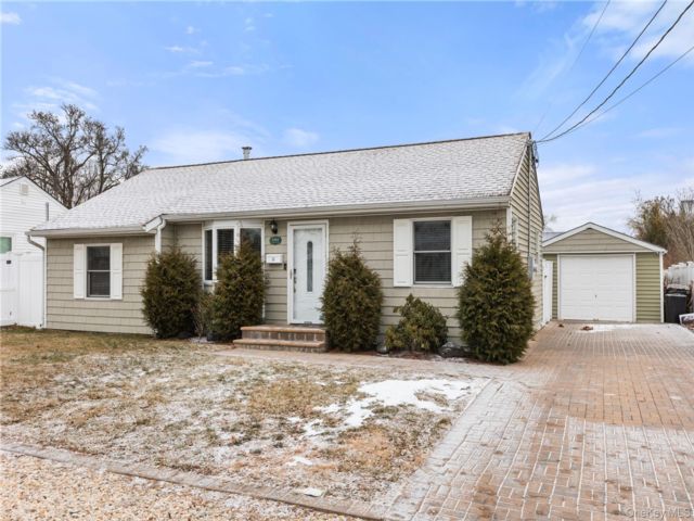  3 BR,  1.00 BTH &nbsp;Ranch style home in Bay Shore