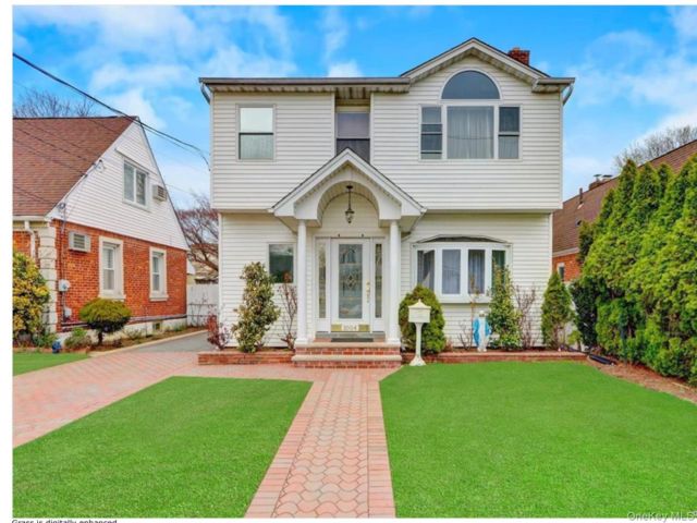 6 BR,  4.00 BTH &nbsp;Colonial style home in Franklin Square