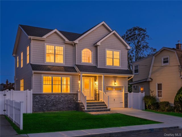  4 BR,  3.00 BTH &nbsp;Colonial style home in Elmont