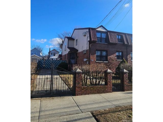  6 BR,  4.00 BTH &nbsp;House style home in Jamaica