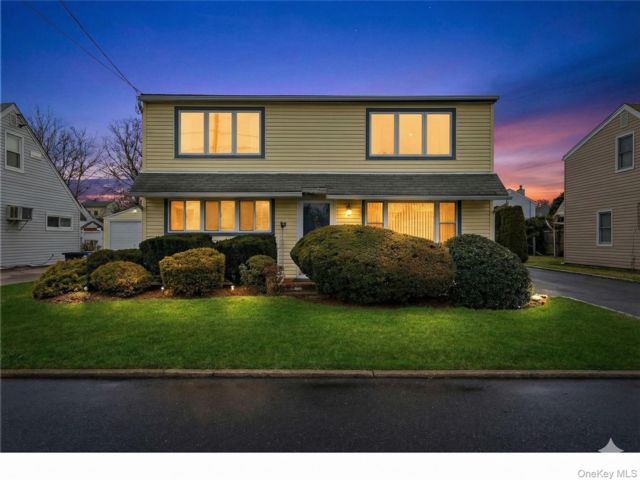  4 BR,  2.00 BTH &nbsp;Exp cape style home in Westbury