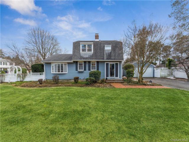  4 BR,  3.00 BTH &nbsp;Colonial style home in Carle Place