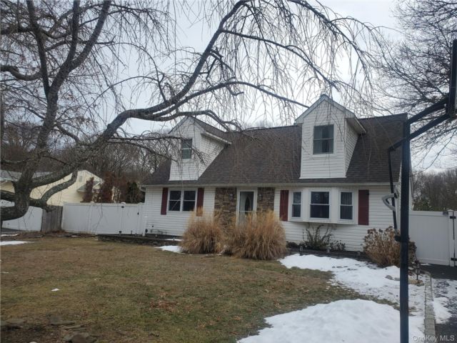  4 BR,  3.00 BTH &nbsp;Cape cod style home in Centereach