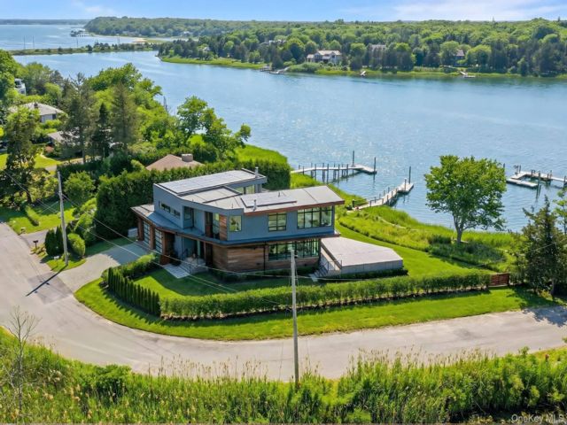  5 BR,  6.00 BTH &nbsp;Modern style home in Sag Harbor