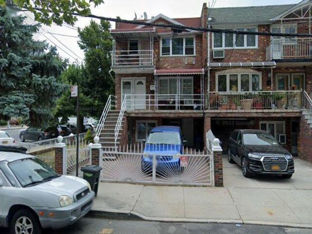 10 BR,  4.00 BTH &nbsp;House style home in Canarsie