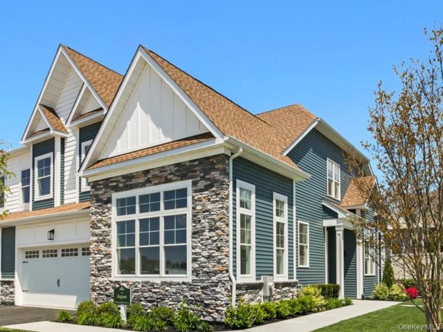  2 BR,  3.00 BTH &nbsp;Condo style home in Yaphank