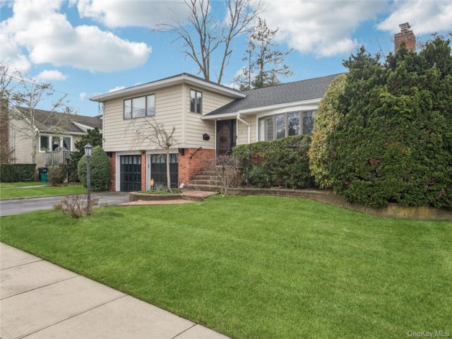  4 BR,  3.00 BTH &nbsp;Split level style home in Lynbrook