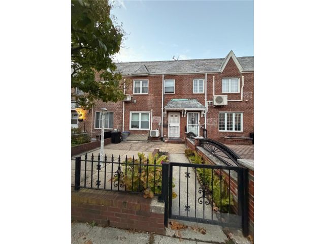  3 BR,  2.00 BTH &nbsp;Other style home in Rego Park