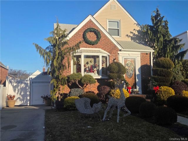  3 BR,  2.00 BTH &nbsp;Cape cod style home in Whitestone