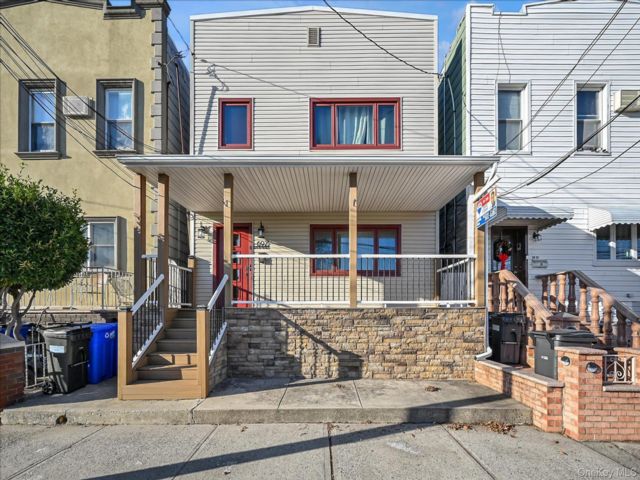  5 BR,  3.00 BTH &nbsp;House style home in Maspeth