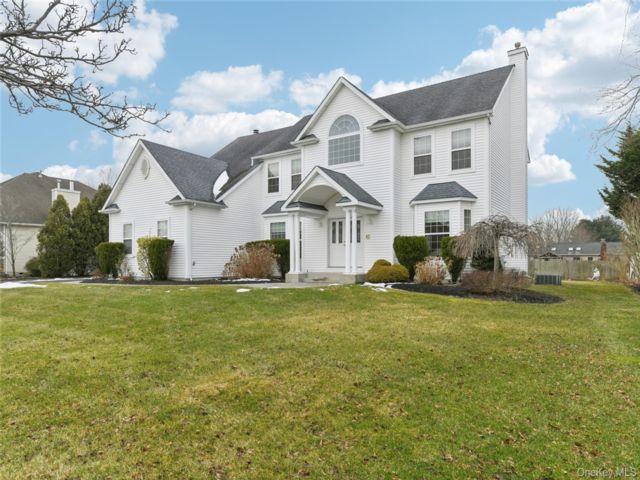  5 BR,  3.00 BTH &nbsp;Colonial style home in Mount Sinai