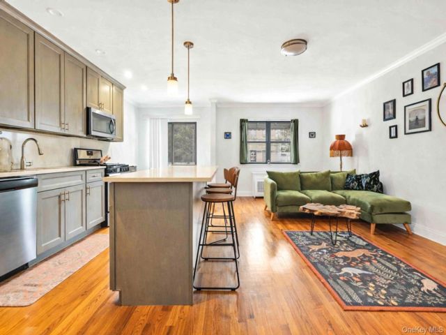  7 BR,  4.00 BTH &nbsp;House style home in Astoria
