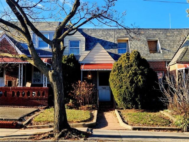  3 BR,  3.00 BTH &nbsp;Ranch style home in Middle Village
