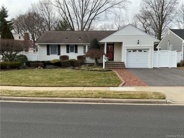  3 BR,  1.00 BTH &nbsp;Ranch style home in Farmingdale