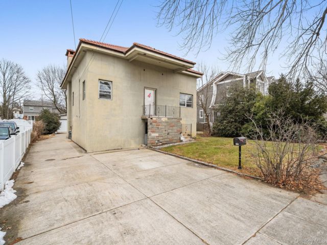 [Lynbrook Real Estate, listing number 7242109]