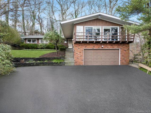  5 BR,  4.00 BTH &nbsp;Exp ranch style home in Centerport