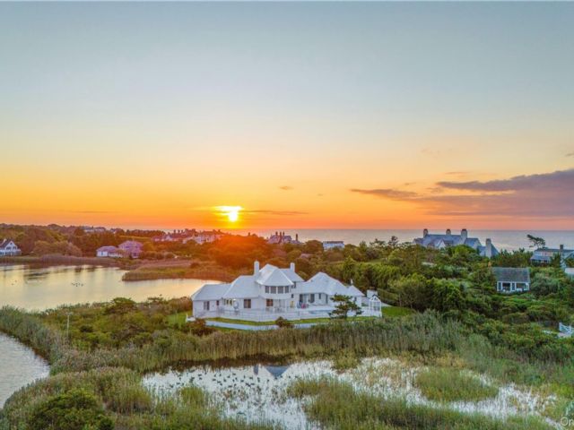  4 BR,  5.00 BTH &nbsp;Traditional style home in East Hampton