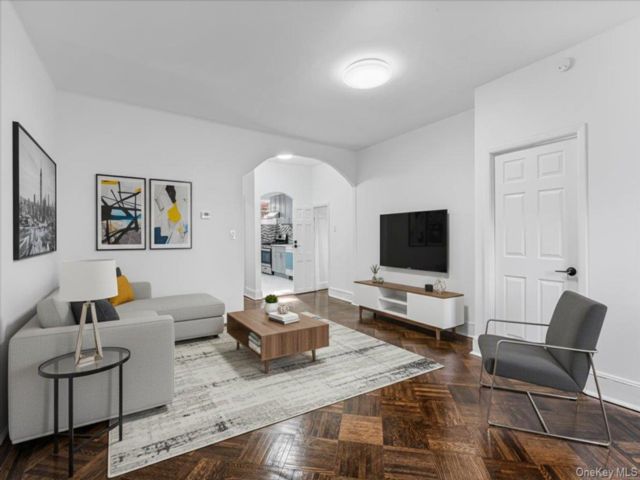  3 BR,  3.00 BTH &nbsp;Contemporary style home in Jamaica Hills