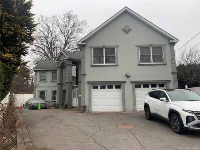 6 BR,  4.00 BTH &nbsp;Colonial style home in West Hempstead