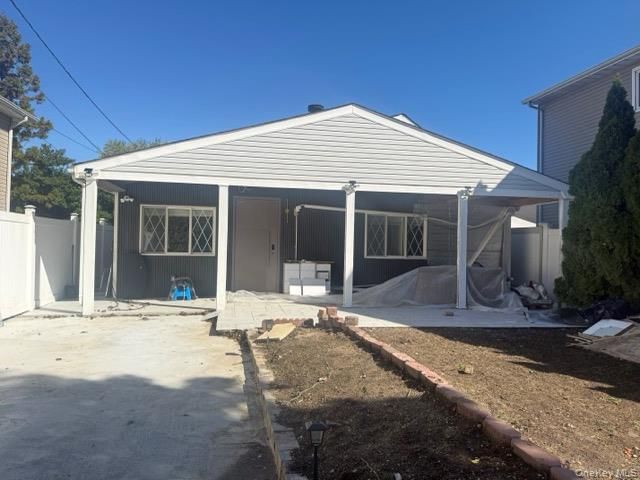  3 BR,  2.00 BTH &nbsp;Other style home in Bethpage