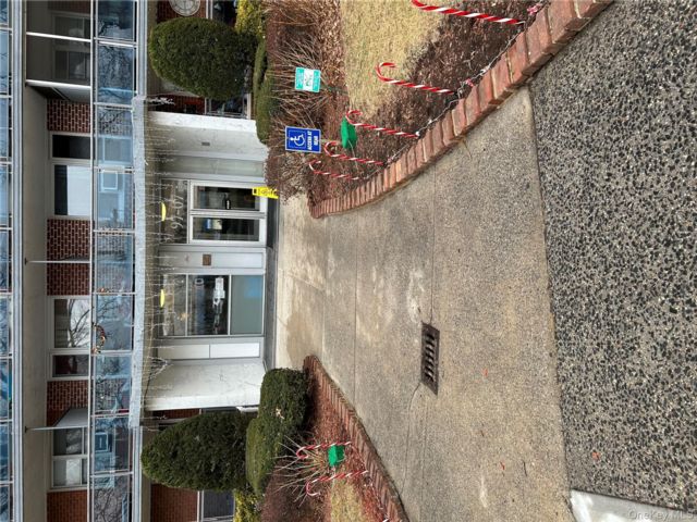  2 BR,  1.00 BTH &nbsp;Garden style home in Rego Park