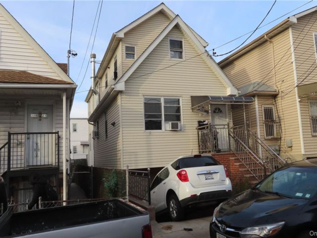  6 BR,  4.00 BTH &nbsp;House style home in Corona