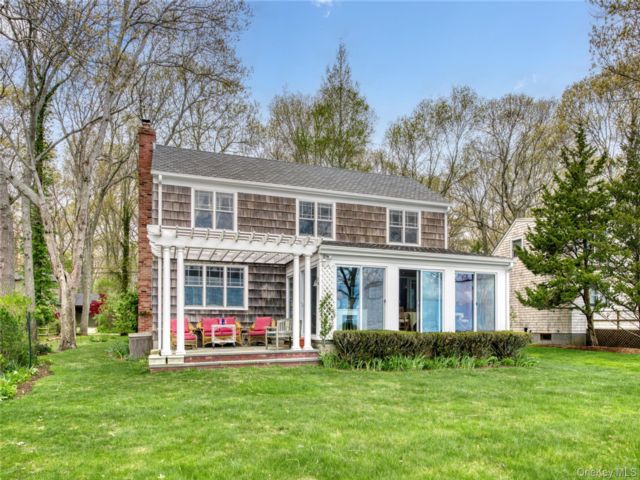  3 BR,  3.00 BTH &nbsp;Mid rise style home in East Marion