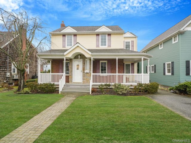  4 BR,  3.00 BTH &nbsp;Colonial style home in Merrick