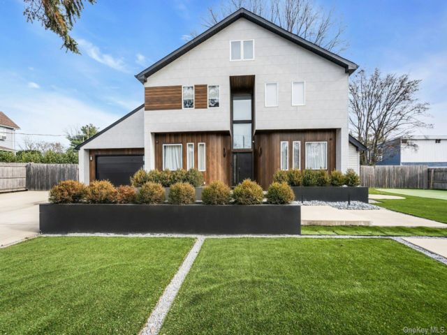  5 BR,  4.00 BTH &nbsp;Colonial style home in Glenwood Landing