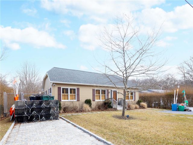  3 BR,  2.00 BTH &nbsp;Ranch style home in Montauk