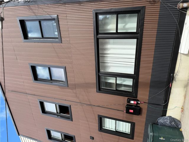  7 BR,  5.00 BTH &nbsp;House style home in Maspeth