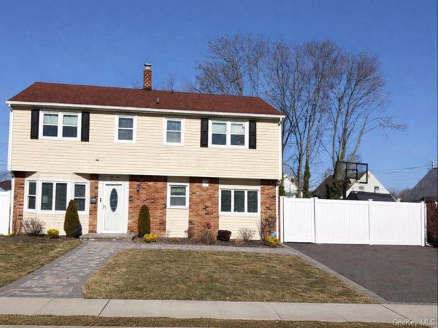  7 BR,  2.00 BTH &nbsp;Colonial style home in Levittown