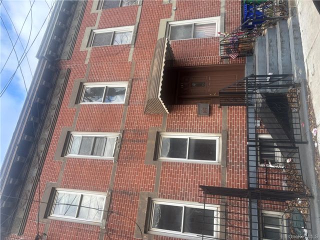  3 BR,  1.00 BTH &nbsp;Colonial style home in Greenpoint