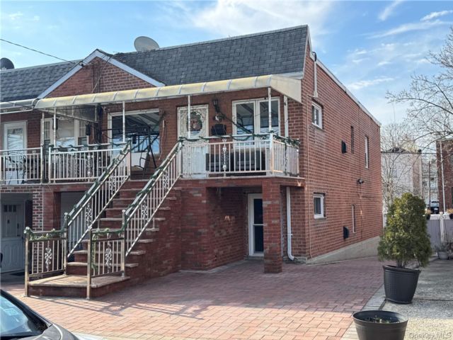  3 BR,  2.00 BTH &nbsp;House style home in Canarsie