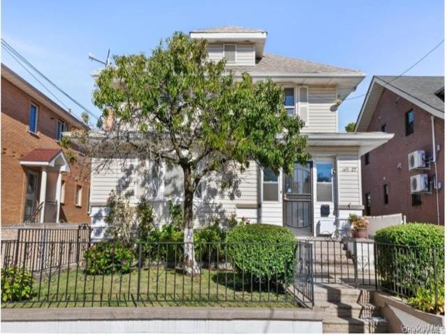  4 BR,  2.00 BTH &nbsp;House style home in Flushing