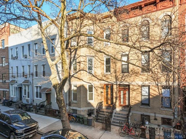  6 BR,  3.00 BTH &nbsp;House style home in Greenpoint