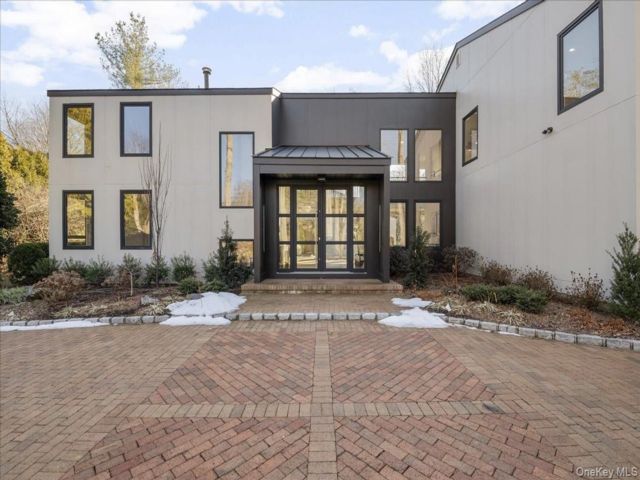  6 BR,  6.00 BTH &nbsp;Contemporary style home in Woodbury